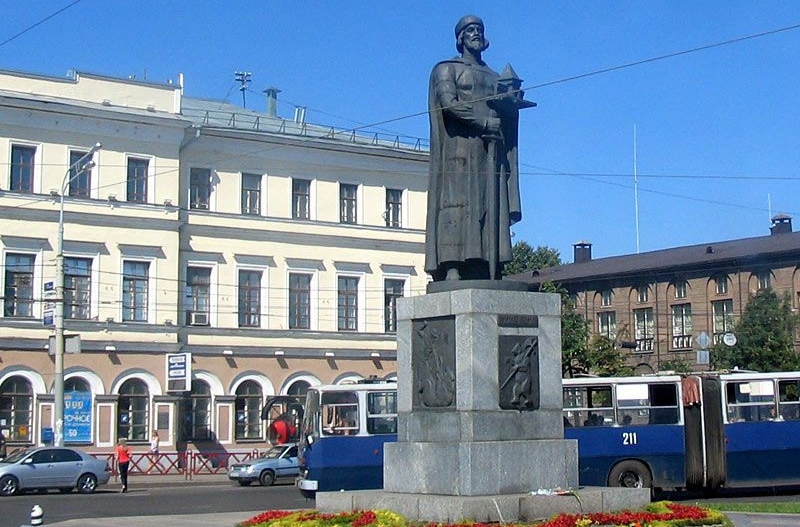 Фото памятник ярославу мудрому